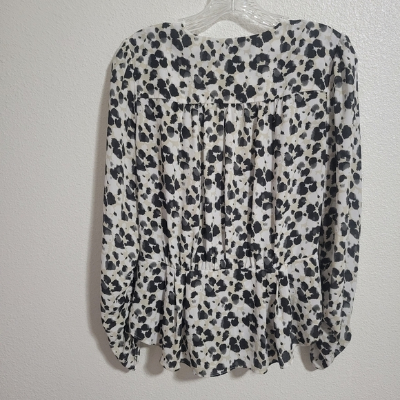 Cabi Leopard print wrap style roushing on sleeve top size small - Picture 11 of 14